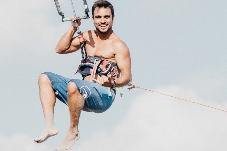 Carlos Aldaravi haciendo kitesurf
